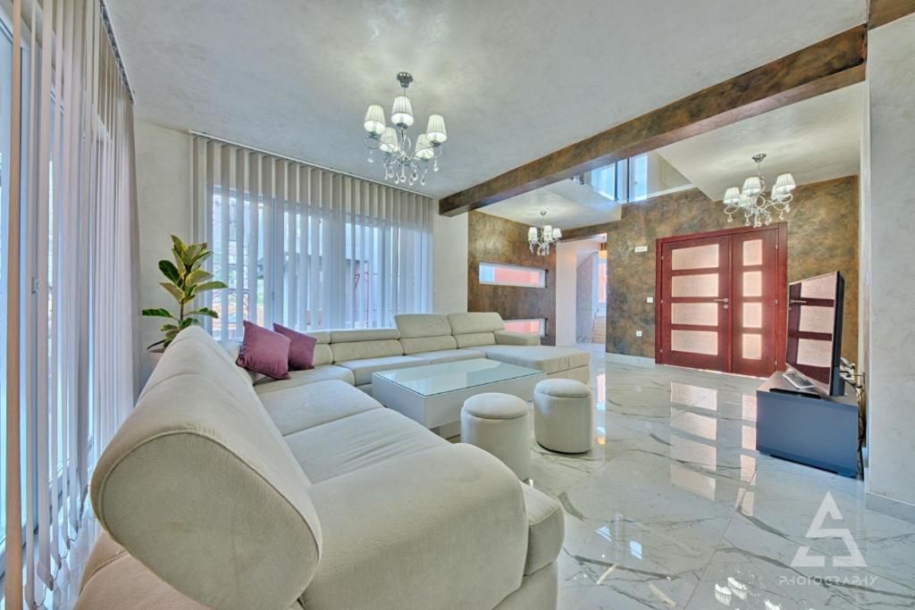 Виллы Sunny Villa with pool Добра-Вода-18