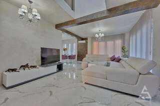 Виллы Sunny Villa with pool Добра-Вода Апартаменты-1